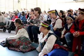 Społeczność szkoły i zaproszeni goście podczas uroczystości