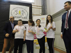 Pokaż zdjęcie: ceremonia wręczania medali zawodnikom 