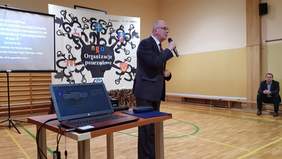 Pokaż zdjęcie: Członek zarządu powiatu kieleckiego Stefan Bąk przemawia 