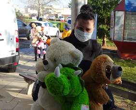 Pokaż zdjęcie: Przedstawicielki Fundacji niosą pluszowe misie