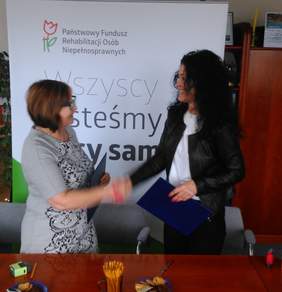 Pokaż zdjęcie: Przedstawiciele obu podmiotów podają sobie ręce