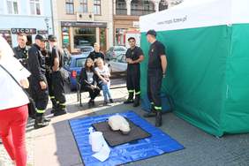 Pokaż zdjęcie: Festyn Przyjaźni „Tacy Sami” w Tczewie - stoisko strażaków i policji