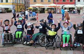 Pokaż zdjęcie: Uczestnicy biegu w kategorii wyścig wózków dziecięcych