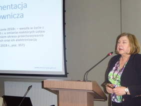 Pokaż zdjęcie: Nadinspektor Barbara Kaszycka prowadzi prelekcję