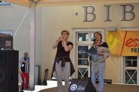 Pokaż zdjęcie: Prowadząca imprezę Grażyna Bałabańska oraz Barbara Parda - tłumacz języka migowego