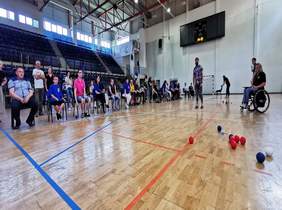 Pokaż zdjęcie: na zdjęciu: uczestnicy Łódzkiej Spartakiady w rywalizacji drużynowej rzucają kule