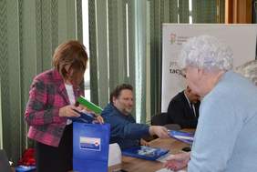 Pokaż zdjęcie: Udzielanie porad zainteresowanym Seniorom przez pracowników Funduszu