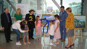 Pokaż zdjęcie: Symboliczne otwarcie wystawy Stanisława Kmiecika 