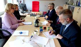 Przedstawiciele Oddziału Kujawsko-Pomorskiego PFRON i Powiatu Nakielskiego podczas podpisywania umów