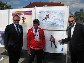 Pokaż zdjęcie: Dyrektor Oddziału Świętokrzyskiego PFRON Andrzej Michalski, medalista Paweł Dąbrowski, dyrektor DPS w Skarżysku Kamiennej Ja