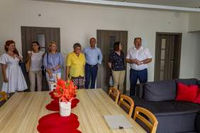 Pokaż zdjęcie: Uczestnicy pikniku zwiedzają Mieszkanie Wspierane w Jarosławiu