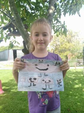 Pokaż zdjęcie: III miejsce (73 głosy) Basia Kozdra – nagroda: upominki od Małopolskiego Oddziału PFRON. Na zdjęciu dziewczynka - autorka wraz ze swoją pracą.