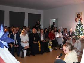 Pokaż zdjęcie: Zdjęcie uczestników spotkania, zaproszonych gości siedzących na krzesełkach.