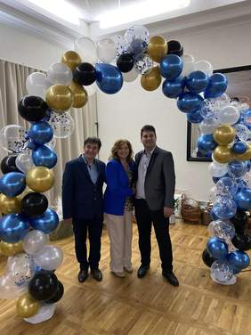 Pamiątkowe zdjęcie pod "bramą z balonów"