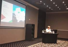 Pokaż zdjęcie: Dyrektor Marta Mordarska podczas Wyjazdowego szkolenia dla Burmistrzów, Wójtów oraz Przewodniczących Rad Gminnych