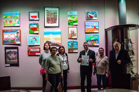 Pokaż zdjęcie: Jeden z artystów z uczestnikami i opiekunami DPS w Częstochowie przy swojej pracy