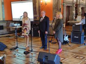 Pokaż zdjęcie: Monika Cybulska z BWA Kielce, Barbara Żelazna z Domu Kultury „Zameczek” w Kielcach oraz dyrektor Oddziału Świętokrzyskiego Andrzej Michalski