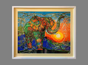 Pokaż zdjęcie: Słoń w kolorze niebiesko, brązowo, zielono, żóltym. W tle żółto-pomarańczowo słońce,niebieskie tło