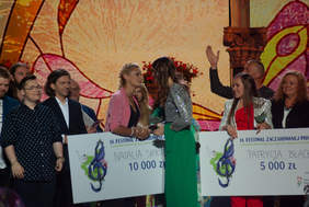 Pokaż zdjęcie: Wręczenie nagrody Natalii Siekierce - Laureatce drugiego miejsca w kategorii: Dorośli
