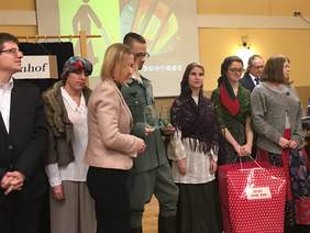 Pokaż zdjęcie: Wręczenie nagrody Grand Prix zdobytej podczas Festiwalu fART