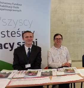Pokaż zdjęcie: Stoisko Oddziału Wielkopolskiego PFRON podczas Dnia Osób z Niepełnosprawnością w Poznaniu