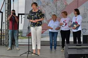 Pokaż zdjęcie: Wystąpienie Anny Skupień, dyrektor Oddziału Wielkopolskiego PFRON podczas uroczystego wręczenia nagród zwycięzcom Biegu Na Tak