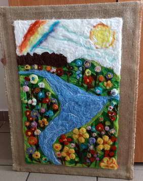 Pokaż zdjęcie: Wyhaftowana rzeka w otoczeniu słońca, zieleni i tęczy