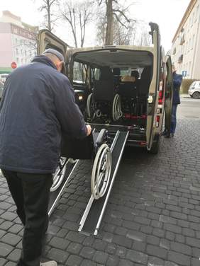 Pokaż zdjęcie: Nowe pojazdy do przewozu osób niepełnosprawnych dla jednostek z powiatu nyskiego