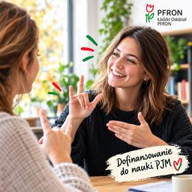 Zdjęcie jest grafiką. Dwie kobiety rozmawiają ze sobą w języku migowym. W prawym dolnym rogu napisany jest tekst:"Dofinansowanie do nauki PJM". W prawym górnym rogu znajduje sie logo PFRON. 