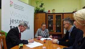 Pokaż zdjęcie: podpisanie umowy w dniu 7.12.2018 przez Hannę Gural Prezes Stowarzyszenia "Sznasa" w Piotkowie Trybunalskim