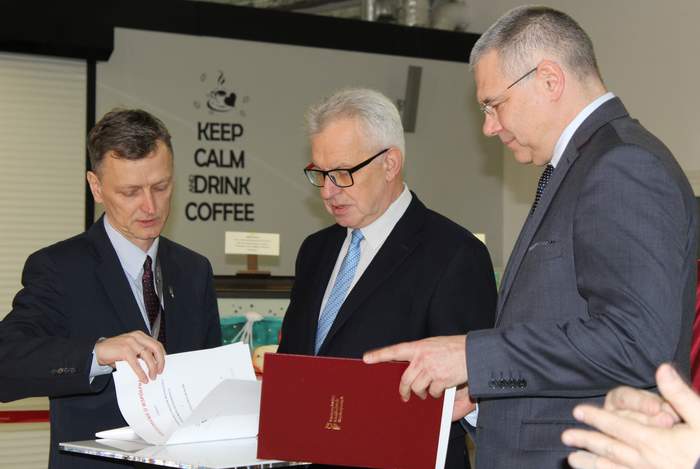 Pokaż zdjęcie: Podpisanie porozumienia