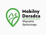 Logo programu „Mobilny Doradca Włączenia Społecznego”. Po lewej zielony znak graficzny przypominający znacznik lokalizacji z abstrakcyjnym symbolem, po prawej czarny napis oddzielony zieloną linią.