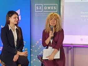 Pokaż zdjęcie: Dwie rozmawiające uczestniczki konferencji  