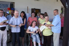 Pokaż zdjęcie: Uczestnicy uroczystości WTZ Fundacji im. Brata Alberta