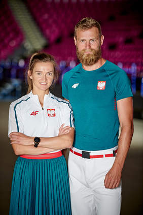 Pokaż zdjęcie: Joanna Mazur - biegi na 1500m, 400m i 200m oraz Michał Stawicki w biało-zielonych strojach z kolekcji olimpijskiej