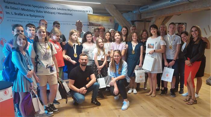 Zdjęcie grupowe - uczestnicy konkursu finałowego, eksperci, opiekunowie, organizatorzy i sponsorzy