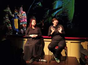 Pokaż zdjęcie: Spektakl "SMOK!" tłumaczony na polski język migowy