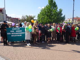 Uczestnicy wydarzenia zgromadzeni na Placu Bartosza Głowackiego w Tarnobrzegu