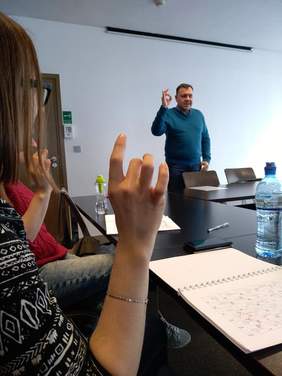 Pokaż zdjęcie: Pracownicy Krakowskiego Biura Festiwalowego podczas lekcji Polskiego Języka Migowego z Adamem Stromifło - prezesem Małopolskiego Oddziału PZG (fot. Krakowskie Biuro Festiwalowe)