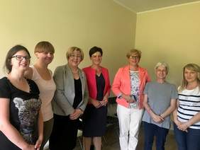 Pokaż zdjęcie: Dyrektor Marta Mordarska wraz z Wiceminister Zdrowia Józefą Szczurek-Żelazko podczas wizyty w hotelu „Słoneczne Wzgórze”, prowadzonym przez osoby z niepełnosprawnością