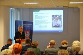 Pokaż zdjęcie: O „Bezpiecznych pieniądzach seniora” mówiła Anna Mieczkowska – przedstawicielka Zakładu Ubezpieczeń Społecznych w Nowym Sączu