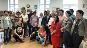 Pokaż zdjęcie: Zdjęcie grupowe z przedstawicielem Oddziału Małopolskiego PFRON