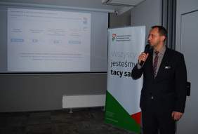 Pokaż zdjęcie: Rafał Solecki, Dyrektor Małopolskiego Centrum Przedsiębiorczości podczas  IV Małopolskiej Konferencji "Międzyinstytucjonalna współpraca w obszarze wsparcia osób z niepełnosprawnością"