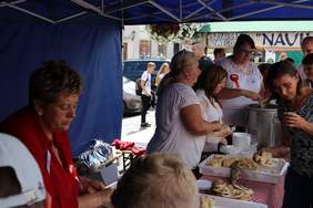 Pokaż zdjęcie: Festyn Przyjaźni „Tacy Sami” w Tczewie - stoisko z kateringiem