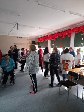 Pokaż zdjęcie: Zdjęcie osób tańczących na Balu Walentynkowym w WTZ w Chełmie.