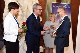 Pokaż zdjęcie: Od lewej: Anna Skupień, dyrektor Oddziału Wielkopolskiego PFRON; Roman Wawrzyniak, kierownik Wydziału Audycji Informacyjnych i Publicystycznych w TVP 3 Poznań; Maria Krupecka, Pełnomocnik Wojewody Wielkopolskiego ds. równego traktowania oraz przedst