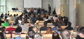 Pokaż zdjęcie: Uczestnicy panelu dyskusyjnego dotyczącego sportu osób niepełnosprawnych na Uniwersytecie Ekonmicznym w Poznaniu