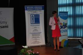 Pokaż zdjęcie: Wystąpienie Anny Skupień, dyrektor Oddziału Wielkopolskiego PFRON podczas konferencji w Koninie