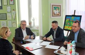 Pokaż zdjęcie: Podpisanie umowy z Pawłem Skrzypkiem Prezesem Zarządu oraz Krzysztofem Kasperkiem Wiceprezesem Zarządu Lubelskiej Spółdzielni Niewidomych