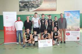 Pokaż zdjęcie: Pamiątkowe zdjęcie drużyny gospodarzy